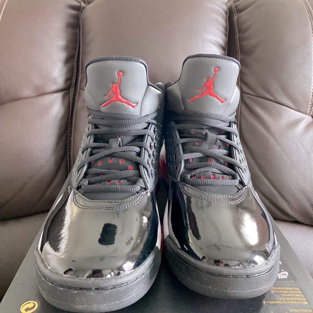 Jordan Maxin 200  Size 10.5 Black/Gym Red Black